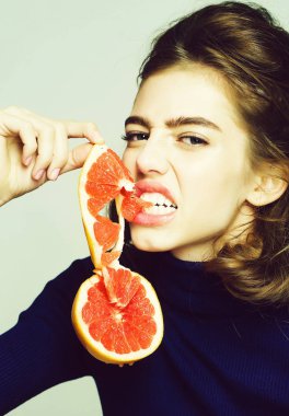 güzel kız ısırıkları greyfurt dilim
