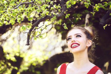 Ağaç bahar çekici kadın