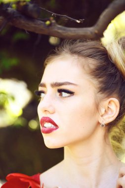 Kadın kırmızı haşhaş tohumu ile