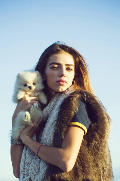 Hübsches Mädchen hält süßen Hund — Stockfoto