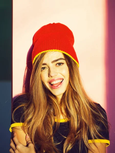 Menina bonita em chapéu vermelho — Fotografia de Stock
