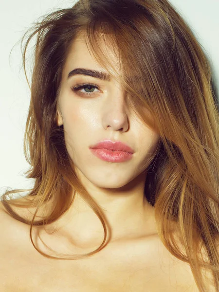 Сексуальная красивая девушка с красивыми губами — стоковое фото