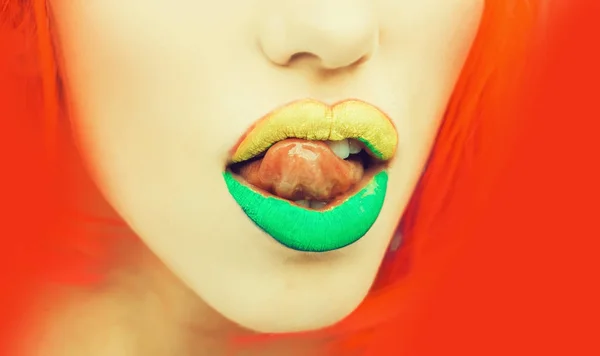 Lábios femininos brilhantes — Fotografia de Stock