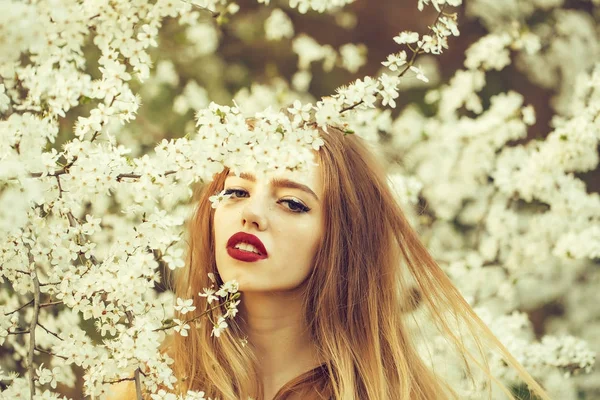 Menina bonita em flor — Fotografia de Stock