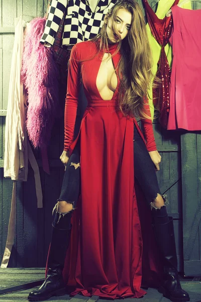 Diva en vestido en armario —  Fotos de Stock