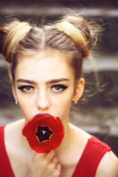 Woman with red poppy seed — Stock Photo, Image