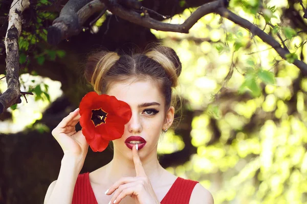 Vrouw met rode maanzaad — Stockfoto