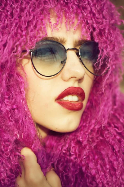 Mujer joven en gafas de sol — Foto de Stock