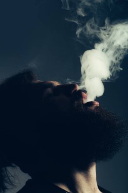 Duman ile sakallı adam