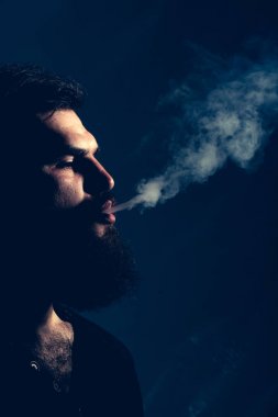Duman ile sakallı adam