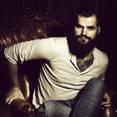 Sandalye üzerinde şık adam