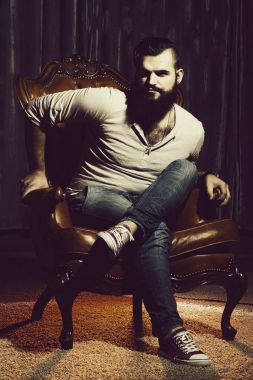 Sandalye üzerinde şık adam