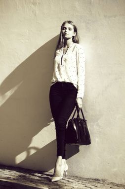 Çok seksi sevimli genç kadın