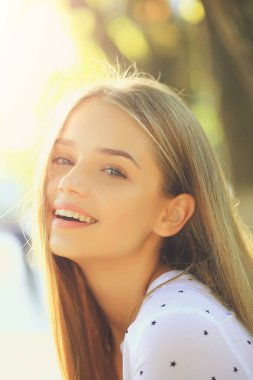 sarışın sevimli kız güneşli