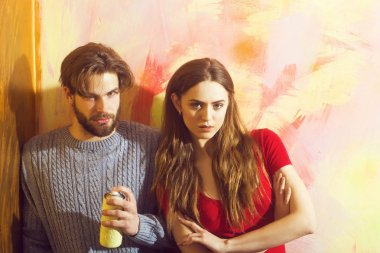 Sakallı adam veya ressam sprey şişe ve güzel kız