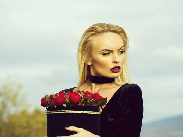 Chica bonita con flores de rosa — Foto de Stock