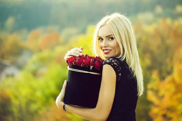 Linda chica con flores en caja —  Fotos de Stock