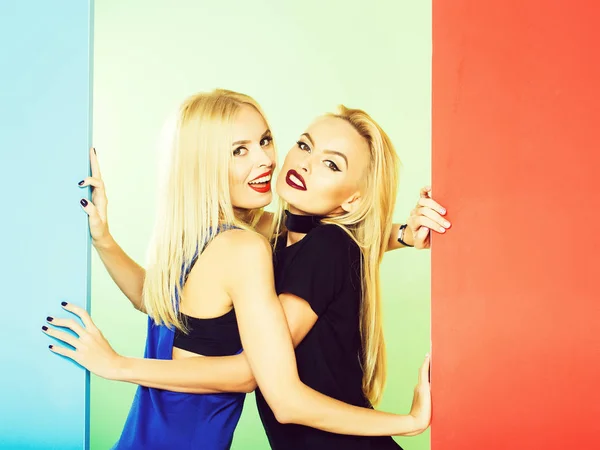 Meninas bonitas no estúdio colorido — Fotografia de Stock