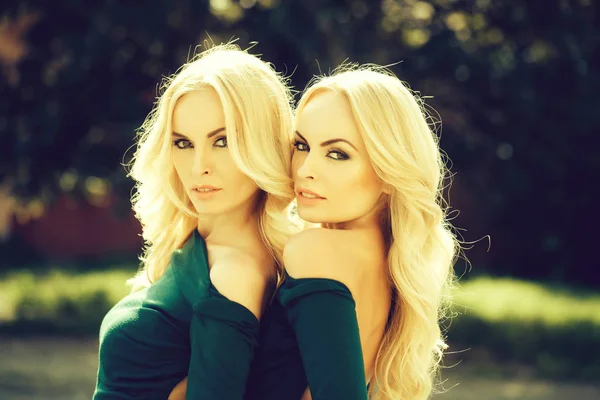 Hübsche blonde Frauen in grünen Kleidern — Stockfoto