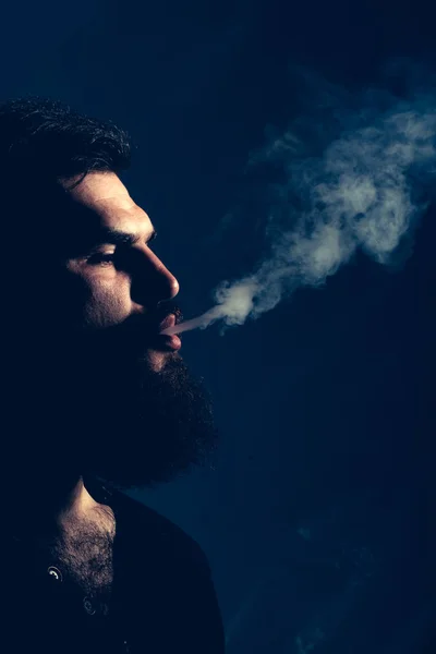 有烟的大胡子男子 — 图库照片