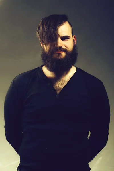 Улыбающийся бородач — стоковое фото