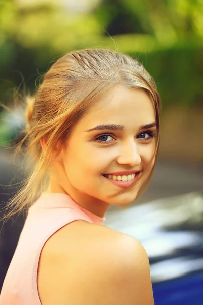 Blondes Mädchen im rosa Hemd — Stockfoto