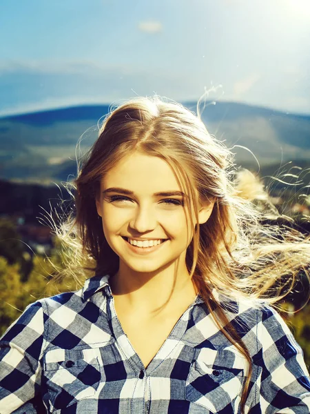 Chica bonita sonríe al aire libre — Foto de Stock