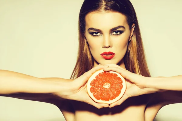 Pretty girl with red lips and orange grapefruit — Stock Photo, Image