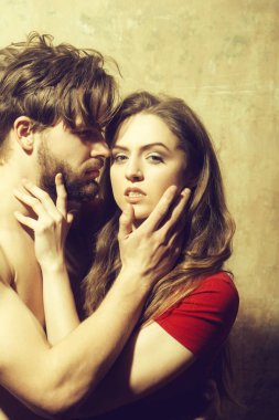 Güzel kız ve sarılma sakallı adam genç Çift