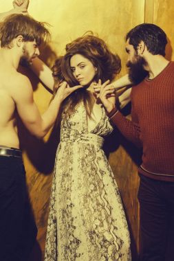 Sevimli küçük kız ve iki sakallı adam sakallı