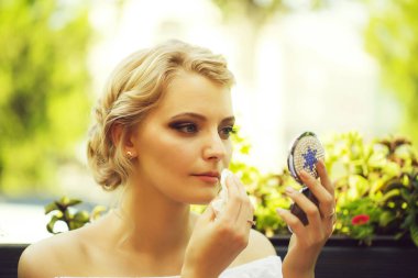 Cep aynası ile güzel kız