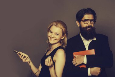 Gülümseyen kadın ve sakallı adam