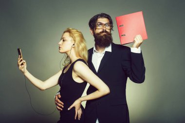 İki kadın ve erkek