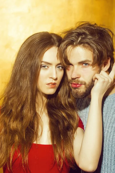 Jovem casal de menina bonita e homem barbudo — Fotografia de Stock
