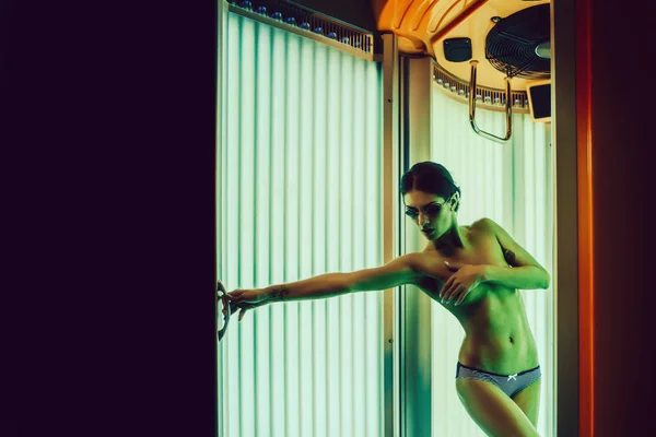 Seksi vücut Solaryum ile oldukça çıplak kadın — Stok fotoğraf