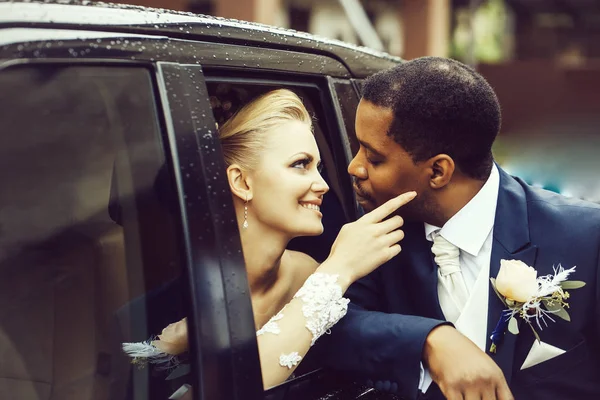 Boldog ifjú házasok ossza meg a szeretet — Stock Fotó