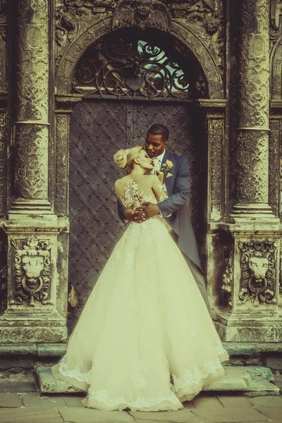 Όμορφος groom αφρικανική αγκαλιάζει χαριτωμένο νύφη — Φωτογραφία Αρχείου