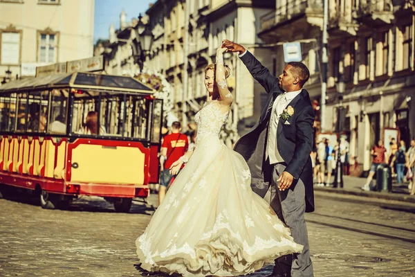 Happy afroamerické ženicha a roztomilý nevěsta tančí na ulici — Stock fotografie