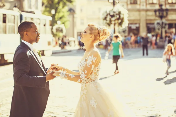 Happy afroamerické ženicha a roztomilý nevěsta tančí na ulici — Stock fotografie