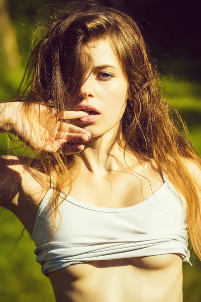 Sexy jovem mulher ensolarado ao ar livre — Fotografia de Stock