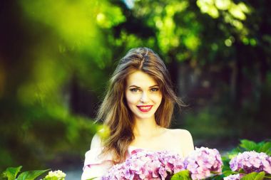 Ortanca çiçekleri oldukça gülümseyen kız