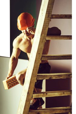 merdiven üzerinde seksi kaslı adam Oluşturucu