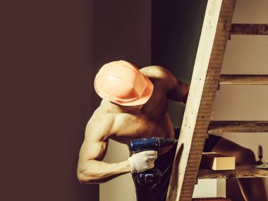 merdiven üzerinde seksi kaslı adam Oluşturucu