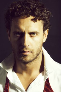 Bugüne kadar untied kırmızı yay ile maço adam