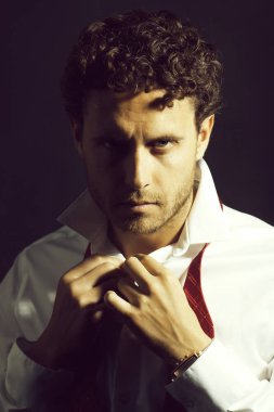 Bugüne kadar untied kırmızı yay ile maço adam