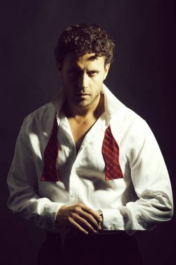 Bugüne kadar untied kırmızı yay ile maço adam