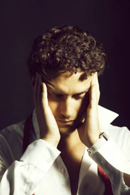 Bugüne kadar untied kırmızı yay ile maço adam