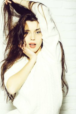 Beyaz kazaklı güzel kadın