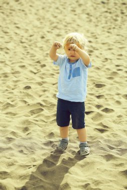 Şirin bebek çocuk kum ile oynamak