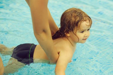 Şirin bebek çocuk anneler yardım ile yüzmeyi öğrenir